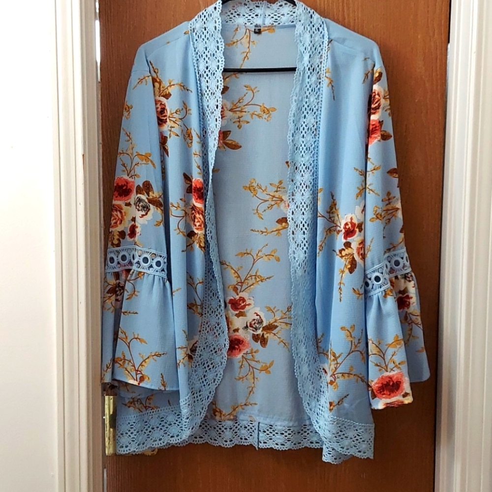 Open cardigan with lace and bell sleeve